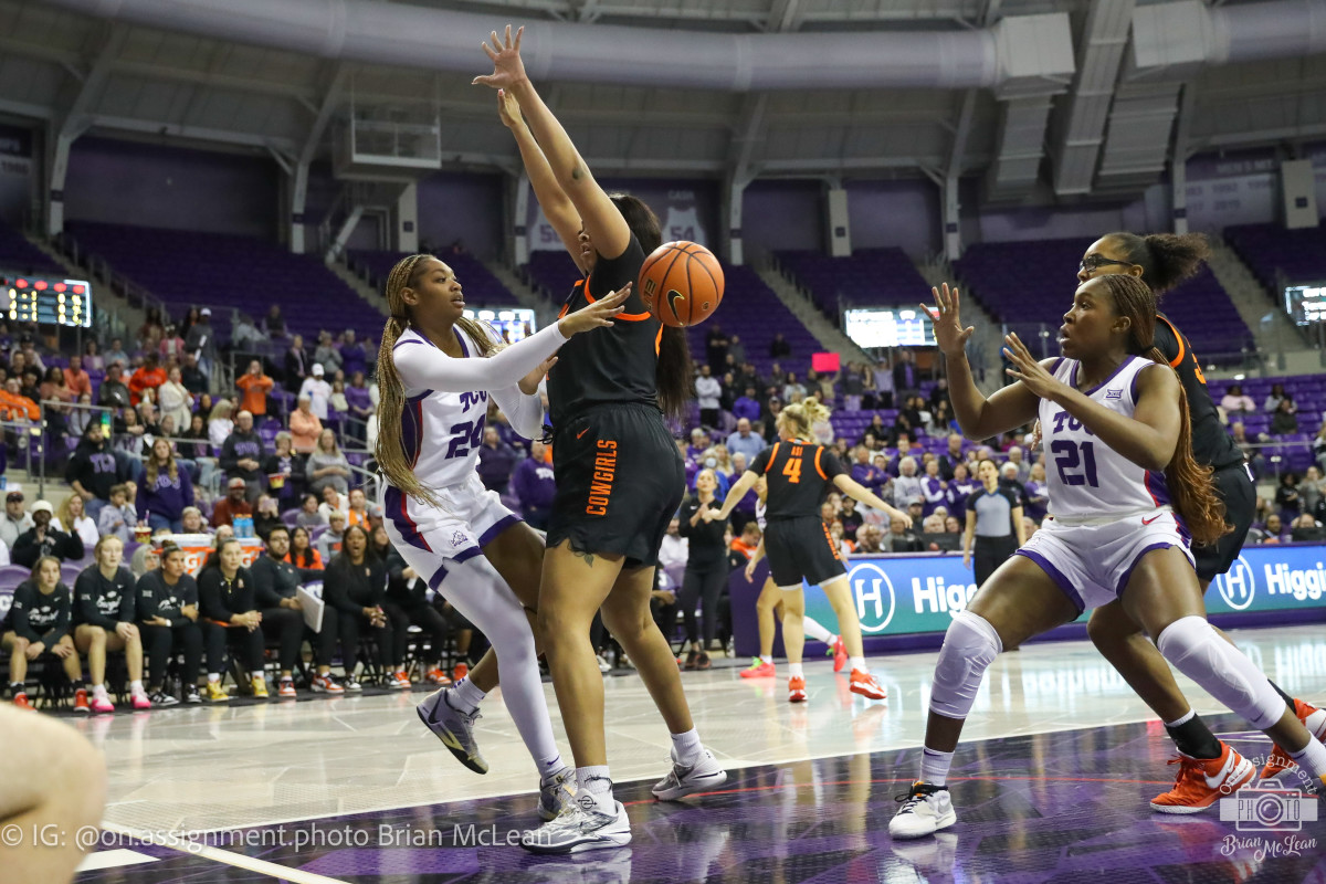 DaiJa Turner passes to Agnes Emma-Nnopu against Oklahoma State. 